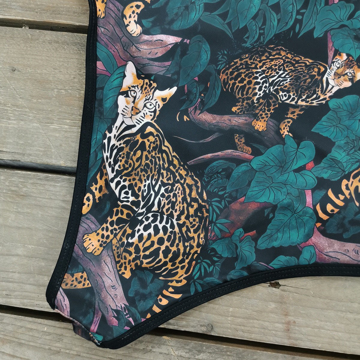 Costume da bagno a manica lunga nautica taglie forti con stampa leopardo selvaggio UPF50 Rash Guard